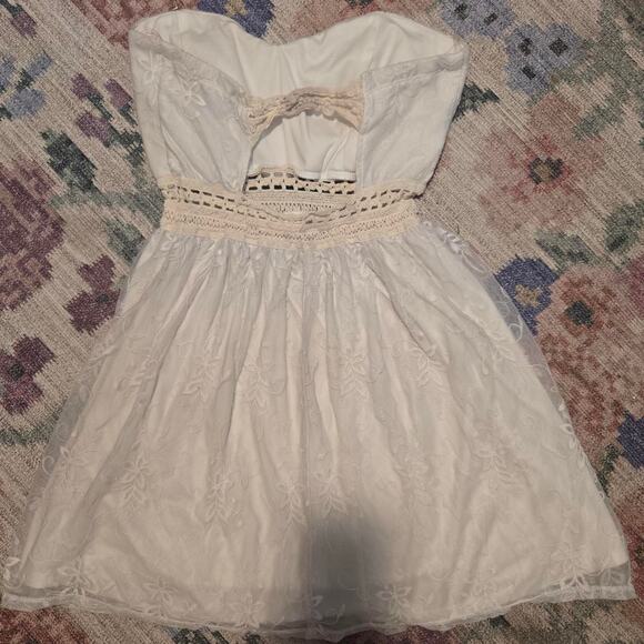 Wet seal white embroidered strapless - Picture 2 of 3